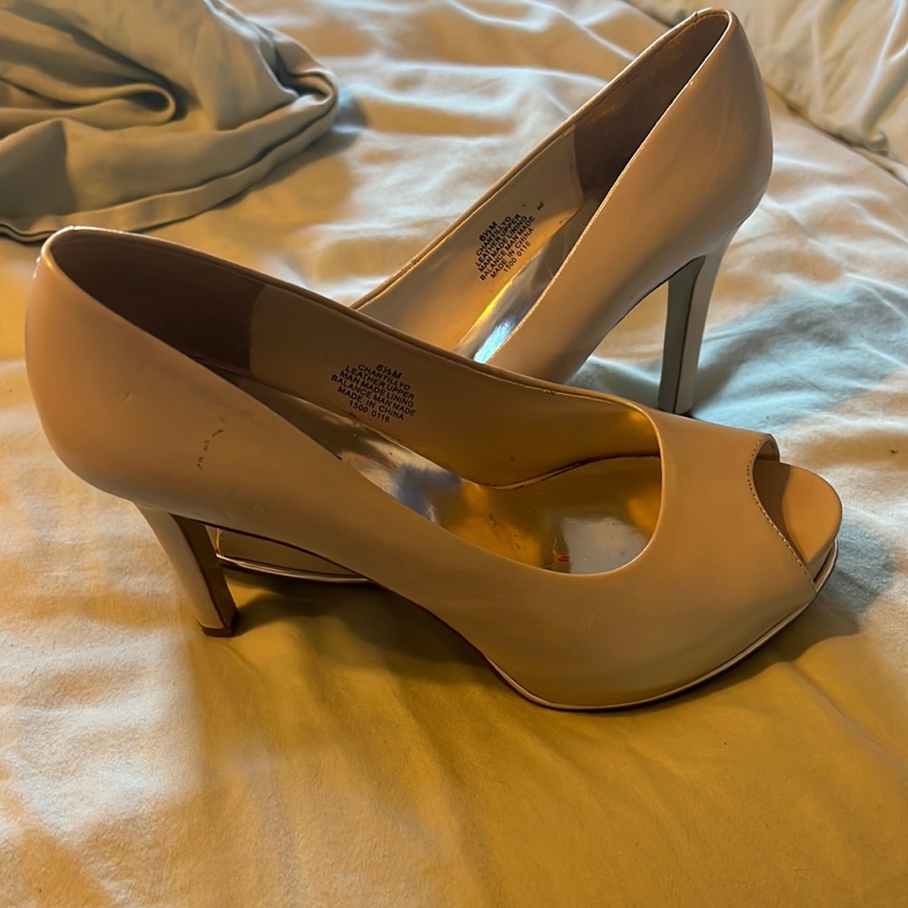 Nine West Cream Pep Toe Heels Size 6.5